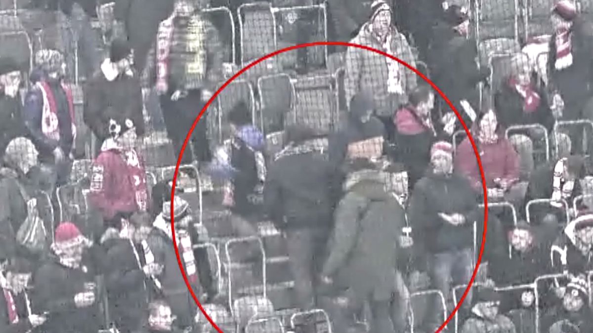 Video: Slávista surově zbil jiného fanouška, policie hledá útočníka i oběť